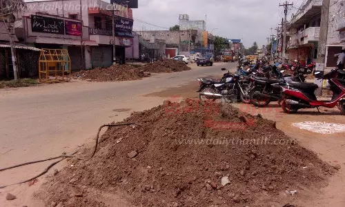 புழுதி காற்று வீசியதால் மக்கள் அவதி புழுதி காற்று வீசியதால் மக்கள் அவதி