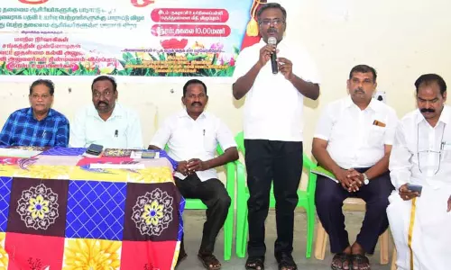 மாவட்ட கல்வி அலுவலர் பதவி உயர்வு வழங்க வேண்டும்