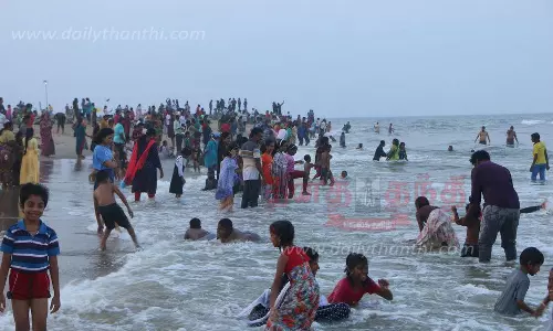 புதுவை கடற்கரையில் சுற்றுலா பயணிகள் குவிந்தனர்