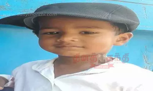 தாயுடன் வீட்டின் முன் விளையாடிய சிறுவன் பாம்பு கடித்து சாவு தாயுடன் வீட்டின் முன் விளையாடிய சிறுவன் பாம்பு கடித்து சாவு