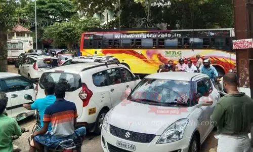 பத்மநாபபுரத்தில் கடும் போக்குவரத்து நெரிசல் பத்மநாபபுரத்தில் கடும் போக்குவரத்து நெரிசல்