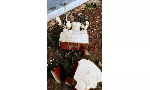 மின்னல் தாக்கி கோவில் கோபுர சிற்பங்கள் சேதம்