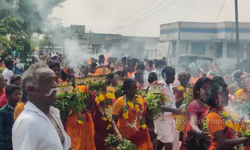 அக்னி சட்டி எடுத்து பக்தர்கள் ஊர்வலம் அக்னி சட்டி எடுத்து பக்தர்கள் ஊர்வலம்