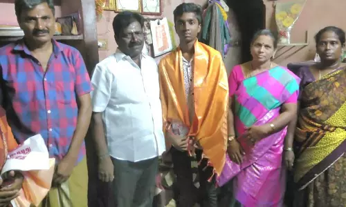 10-ம் வகுப்பு பொதுத்தேர்வில் தேர்ச்சி பெற்ற அரசு பள்ளி மாணவனுக்கு பரிசு