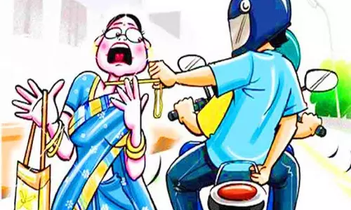 பெண்ணிடம் சங்கிலி பறிப்பு