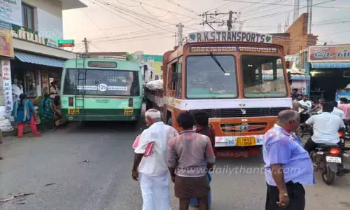 நடுரோட்டில் பழுதாகி நின்ற லாரியால் போக்குவரத்து பாதிப்பு