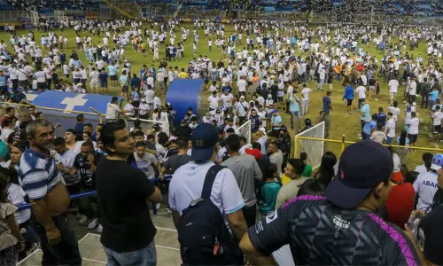 எல் சால்வடாரில் கால்பந்து மைதானத்துக்குள் அத்துமீறி நுழைந்த ரசிகர்கள் - கூட்ட நெரிசலில் சிக்கி 12 பேர் பலி