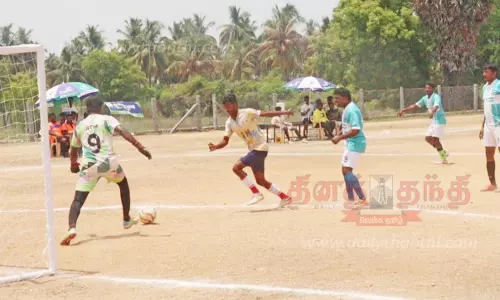 ஈரோட்டில் மாநில அளவிலான ஐவர் கால்பந்து போட்டி; திருச்சி அணி சாம்பியன் கோப்பையை வென்றது