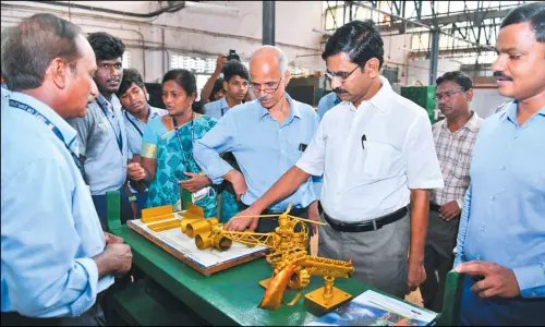 கிண்டி, செங்கல்பட்டில் உள்ள அரசு தொழிற்பயிற்சி நிலையங்களில் இறையன்பு ஆய்வு