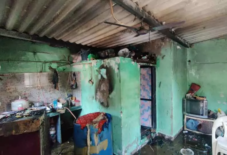 வீட்டின் மீது மின் கம்பிஅறுந்து விழுந்து தீ விபத்து- ஒரே குடும்பத்தை சேர்ந்த 4 பேர் படுகாயம் வீட்டின் மீது மின் கம்பிஅறுந்து விழுந்து தீ விபத்து- ஒரே குடும்பத்தை சேர்ந்த 4 பேர் படுகாயம்