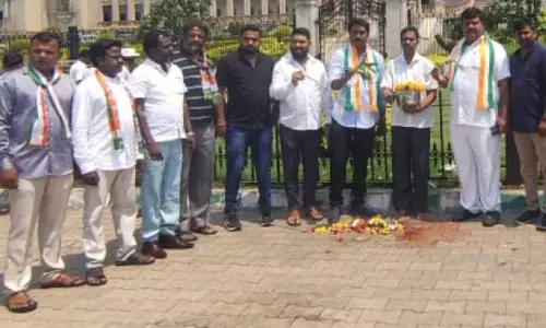 கர்நாடக சட்ட சபை முன்பு  கோமியம் தெளித்து சிறப்பு பூஜைகள் செய்த காங்கிரஸ் தொண்டர்கள் !