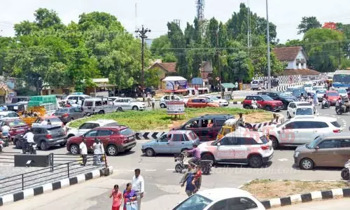 பொள்ளாச்சியில் கடும் போக்குவரத்து நெரிசல்