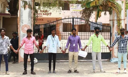 விழுப்புரம் அரசு கலைக்கல்லூரி மாணவர்கள் போராட்டம் விழுப்புரம் அரசு கலைக்கல்லூரி மாணவர்கள் போராட்டம்