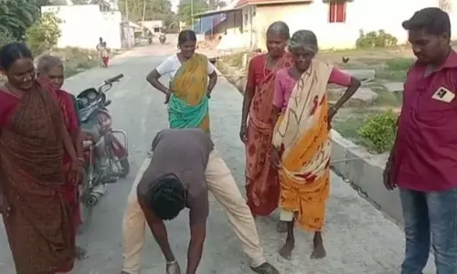 சிமெண்டு சாலையை பெயர்த்தெடுத்த கிராமமக்கள்