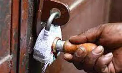 2 மதுபான பார் சீல் வைப்பு