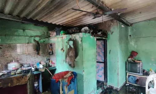 வீட்டின் மீது மின் கம்பிஅறுந்து விழுந்து தீ விபத்து- ஒரே குடும்பத்தை சேர்ந்த 4 பேர் படுகாயம் வீட்டின் மீது மின் கம்பிஅறுந்து விழுந்து தீ விபத்து- ஒரே குடும்பத்தை சேர்ந்த 4 பேர் படுகாயம்