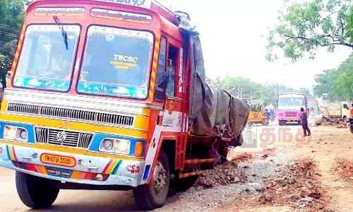 பள்ளத்தில் சிக்கிய லாரி