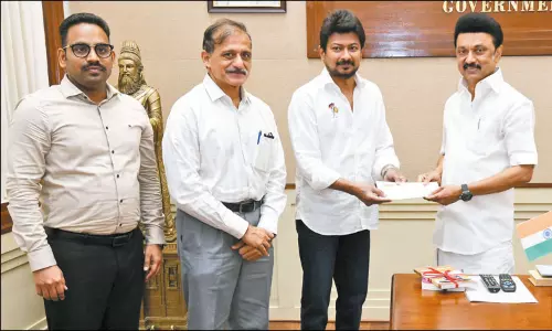 தமிழ்நாடு சாம்பியன்ஸ் அறக்கட்டளைக்கு சொந்த நிதியில் இருந்து ரூ.5 லட்சம்; முதல்-அமைச்சர் வழங்கினார்