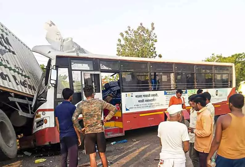 மும்பை-நாக்பூர் நெடுஞ்சாலையில் அரசு பஸ்-லாரி மோதி 6 பேர் சாவு- மற்றொரு விபத்தில் ஒரே குடும்பத்தினர் 5 பேர் பலி மும்பை-நாக்பூர் நெடுஞ்சாலையில் அரசு பஸ்-லாரி மோதி 6 பேர் சாவு- மற்றொரு விபத்தில் ஒரே குடும்பத்தினர் 5 பேர் பலி