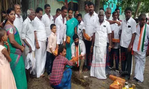 60 ஆயிரம் லிட்டர் மேல்நிலை நீர்த்தேக்க தொட்டி; எம்.எல்.ஏ. அடிக்கல் நாட்டினார்