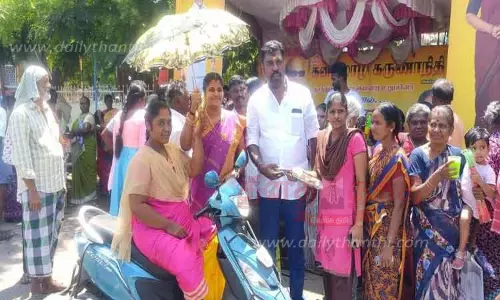 பொதுமக்களுக்கு இலவச குடை பொதுமக்களுக்கு இலவச குடை