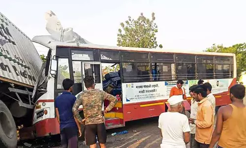 மும்பை-நாக்பூர் நெடுஞ்சாலையில் அரசு பஸ்-லாரி மோதி 6 பேர் சாவு- மற்றொரு விபத்தில் ஒரே குடும்பத்தினர் 5 பேர் பலி மும்பை-நாக்பூர் நெடுஞ்சாலையில் அரசு பஸ்-லாரி மோதி 6 பேர் சாவு- மற்றொரு விபத்தில் ஒரே குடும்பத்தினர் 5 பேர் பலி