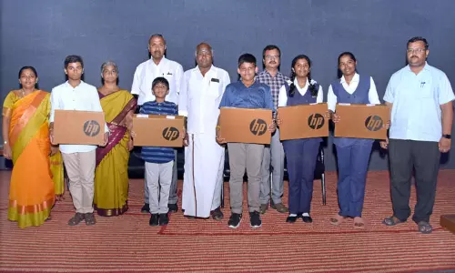 ஒலிம்பியாட் திறனறிவு தேர்வில் வெற்றிபெற்ற 50 மாணவர்களுக்கு பரிசு