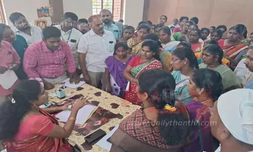 இலவச வீட்டு மனை கேட்டு பொதுமக்கள் திரண்டதால் பரபரப்பு