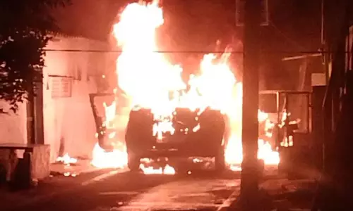 காரில் பற்றி எரிந்த தீ காரில் பற்றி எரிந்த தீ