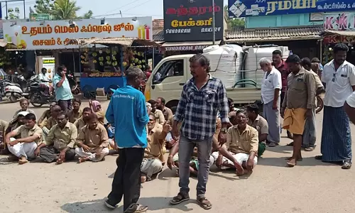 புதிதாக அமைக்கப்பட்ட ஆட்டோ நிறுத்தத்தை அகற்றக்கோரி மறியல்