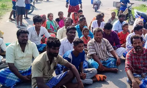 மரங்கள் வெட்டுவதை எதிர்த்து பொதுமக்கள் மீண்டும் மறியல்