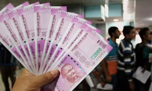 2 ஆயிரம் ரூபாய் நோட்டுகளை மாற்ற மக்கள் ஆர்வம் காட்டவில்லை