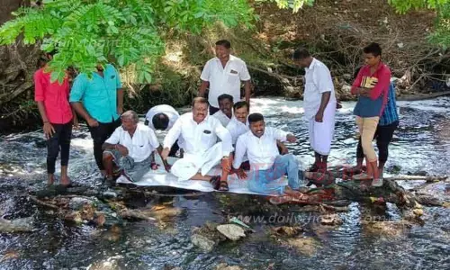 சாக்கடை கால்வாயில் அமர்ந்து காங்கிரசார் திடீர் போராட்டம்