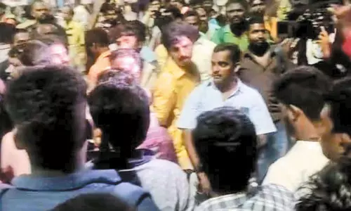 வௌி மாவட்டங்களுக்கு போதிய பஸ்கள் இல்லாததால் கோயம்பேடு பஸ் நிலையத்தில் நள்ளிரவில் பயணிகள் ஆர்ப்பாட்டம்