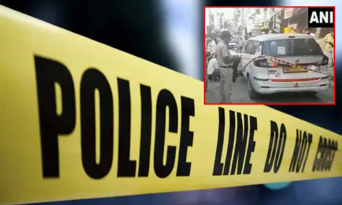 டெல்லியில் கொள்ளை கும்பல் அட்டூழியம்:  திறந்து இருந்த காருக்குள் வாலிபர் குத்தி கொலை; சிறுவன் கைது