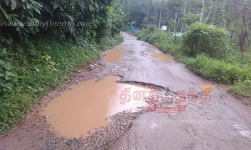 மழைநீர் தேங்கி நிற்கும் சாலை மழைநீர் தேங்கி நிற்கும் சாலை