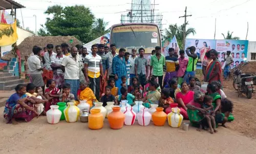 அரசு பஸ்சை சிறைபிடித்து காலிகுடங்களுடன் பெண்கள் மறியல்