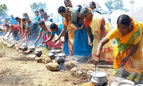 மாதேமங்கலம் காலனியில்ஓங்காளியம்மன் கோவில் திருவிழாபெண்கள் பொங்கல் வைத்து வழிபாடு