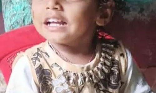 தளி அருகேவீட்டு சுவர் இடிந்து விழுந்து 3 வயது குழந்தை பலி தளி அருகேவீட்டு சுவர் இடிந்து விழுந்து 3 வயது குழந்தை பலி