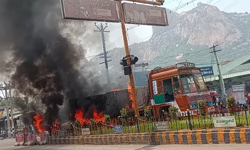 நடுரோட்டில் கிரானைட் கற்கள் ஏற்றி வந்த லாரி தீப்பிடித்தது நடுரோட்டில் கிரானைட் கற்கள் ஏற்றி வந்த லாரி தீப்பிடித்தது