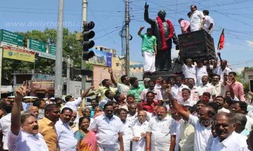 தலைவர்கள் சிலைக்கு மத்திய மாவட்ட தி.மு.க. பொறுப்பாளர் டி.பி.எம்.மைதீன்கான் மாலை அணிவிப்பு