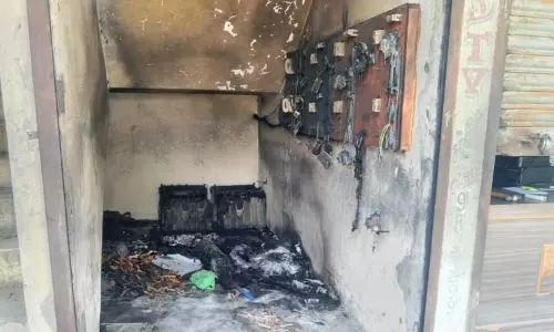 வணிக வளாகத்தில் தீ; மின்சாதன பொருட்கள் சேதம்