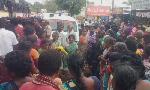 உடலை ஏற்றி வந்த ஆம்புலன்சை நடுரோட்டில் நிறுத்தி உறவினர்கள் போராட்டம்