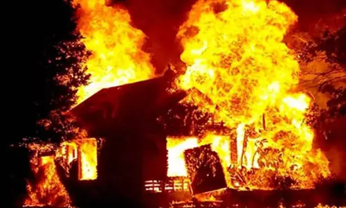 நாகரசம்பட்டி அருகே கோழிப்பண்ணை தீ வைத்து எரிப்பு