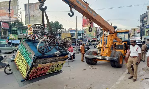 சாலையோர ஆக்கிரமிப்புகள் அகற்றம்