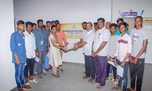 மாணவர்களுக்கு உதவித்தொகைக்கான விண்ணப்பம் வினியோகம் மாணவர்களுக்கு உதவித்தொகைக்கான விண்ணப்பம் வினியோகம்