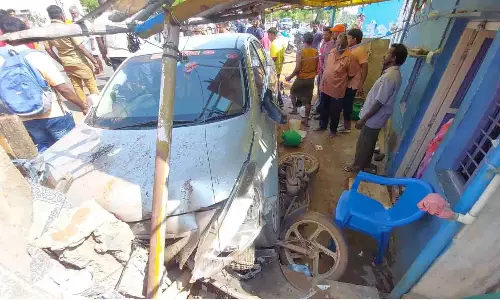 கார் மோதி 2 பெண்கள் காயம்