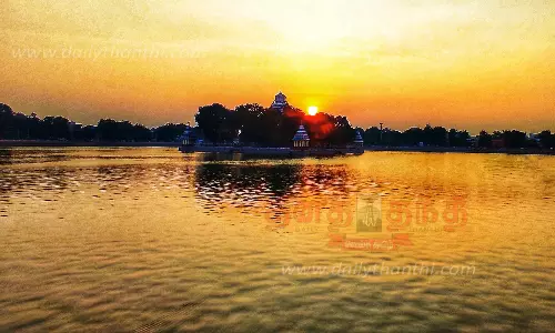 பொன் நிறத்தில் மதுரை தெப்பக்குளம் பொன் நிறத்தில் மதுரை தெப்பக்குளம்