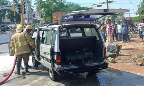 பொள்ளாச்சி-கோவை சாலையில் பரபரப்புஓடும் வேன் திடீரென தீப்பிடித்து எரிந்தது