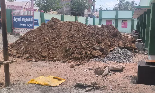 மாநகராட்சி தொடக்கப்பள்ளியில் பராமரிப்பு பணி